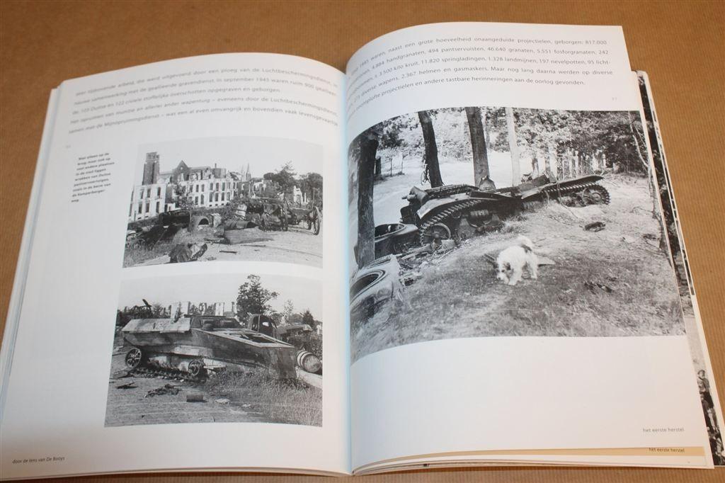 Door de Lens van De Booys — Arnhem Fotoreportage 1944-1954, Ophalen of Verzenden, Gelezen