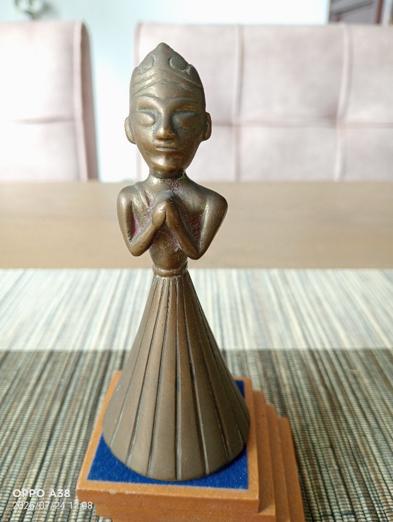 Bronzen bel in vorm van een biddende vrouw  Thailand, Antiek en Kunst, Ophalen of Verzenden