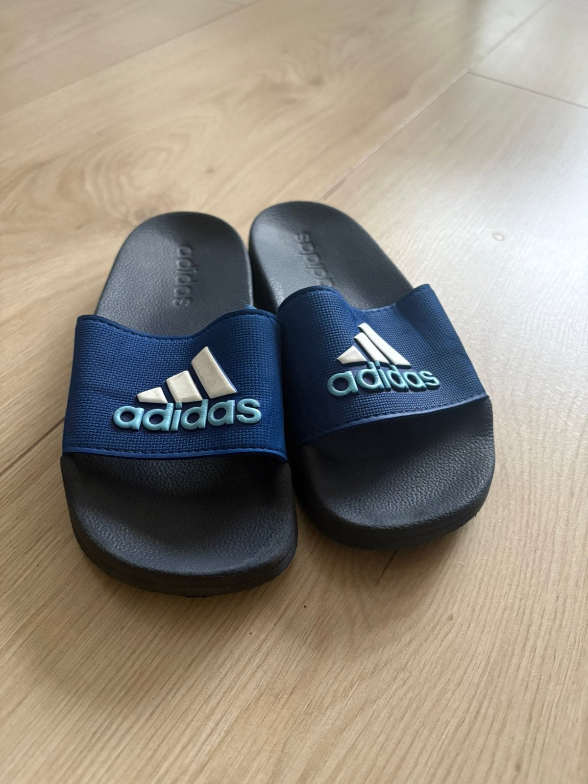 Adidas slippers, Ophalen of Verzenden, Zo goed als nieuw, Jongen of Meisje, Overige typen