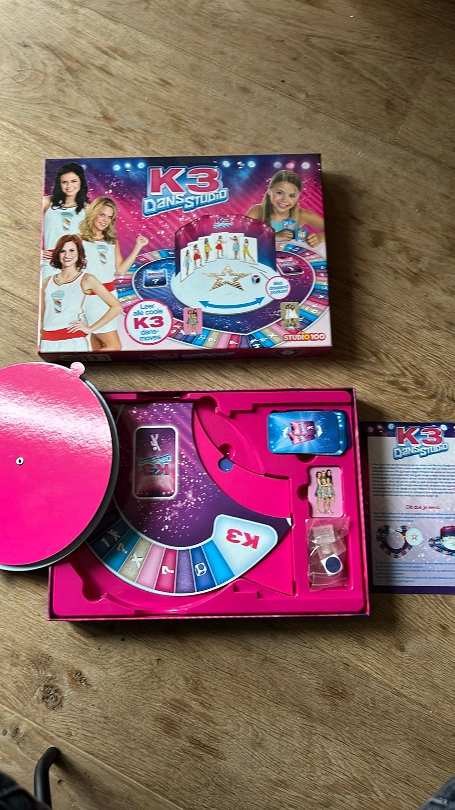 K3 Dansstudio Bordspel - Leer alle coole K3 dansmoves!, Drie of vier spelers, Ophalen, Zo goed als nieuw