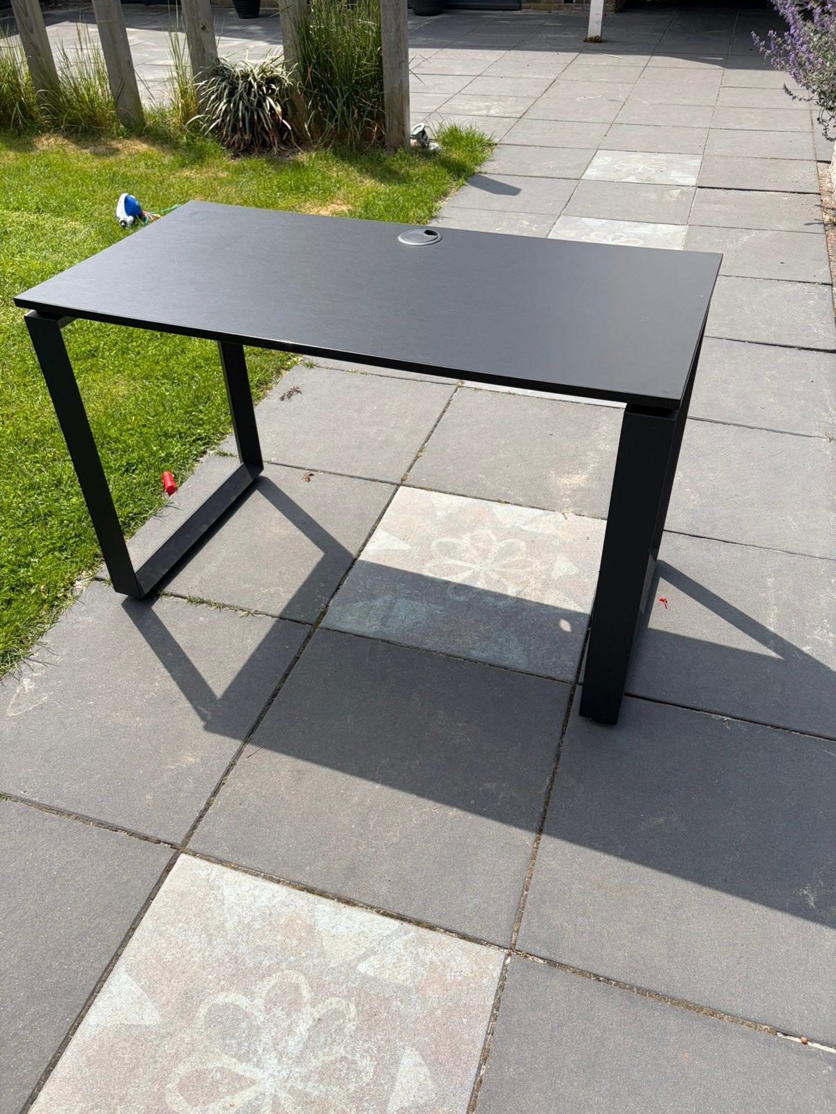Bureau zwart metalenonderstel, Ophalen, Zo goed als nieuw