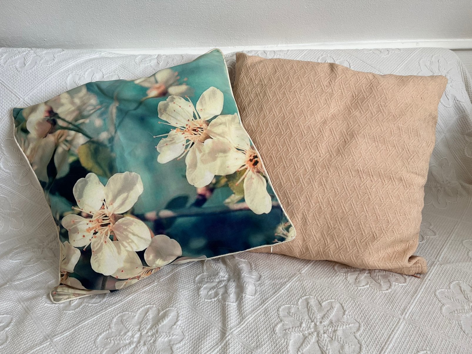 2  kussens met bloemen en zachte zalm kleur, Huis en Inrichting, Woonaccessoires | Kussens, Ophalen of Verzenden, Zo goed als nieuw