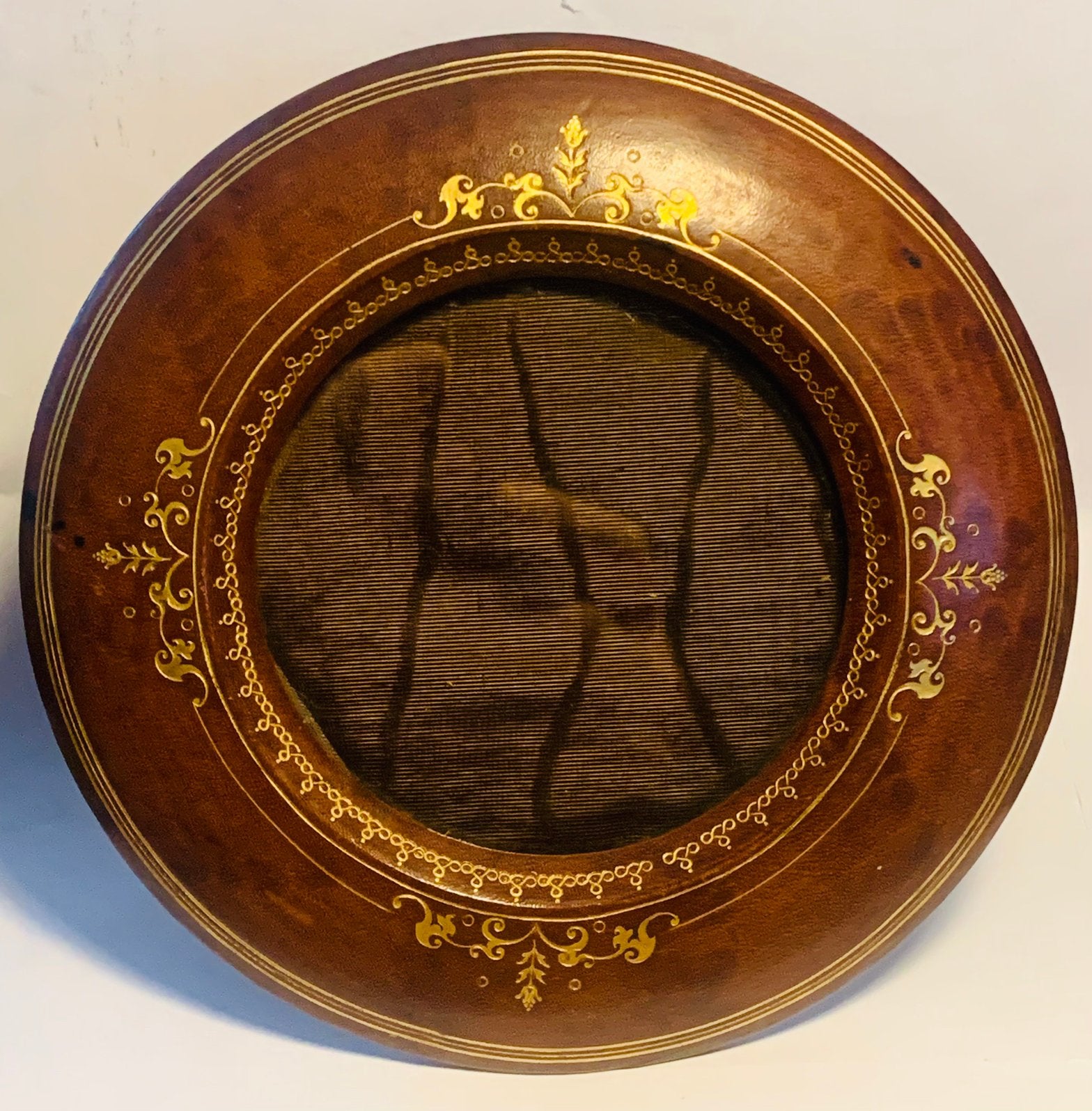 Antique Embossed Leather Photograph Frame fotolijst rond, Antiek en Kunst, Ophalen of Verzenden