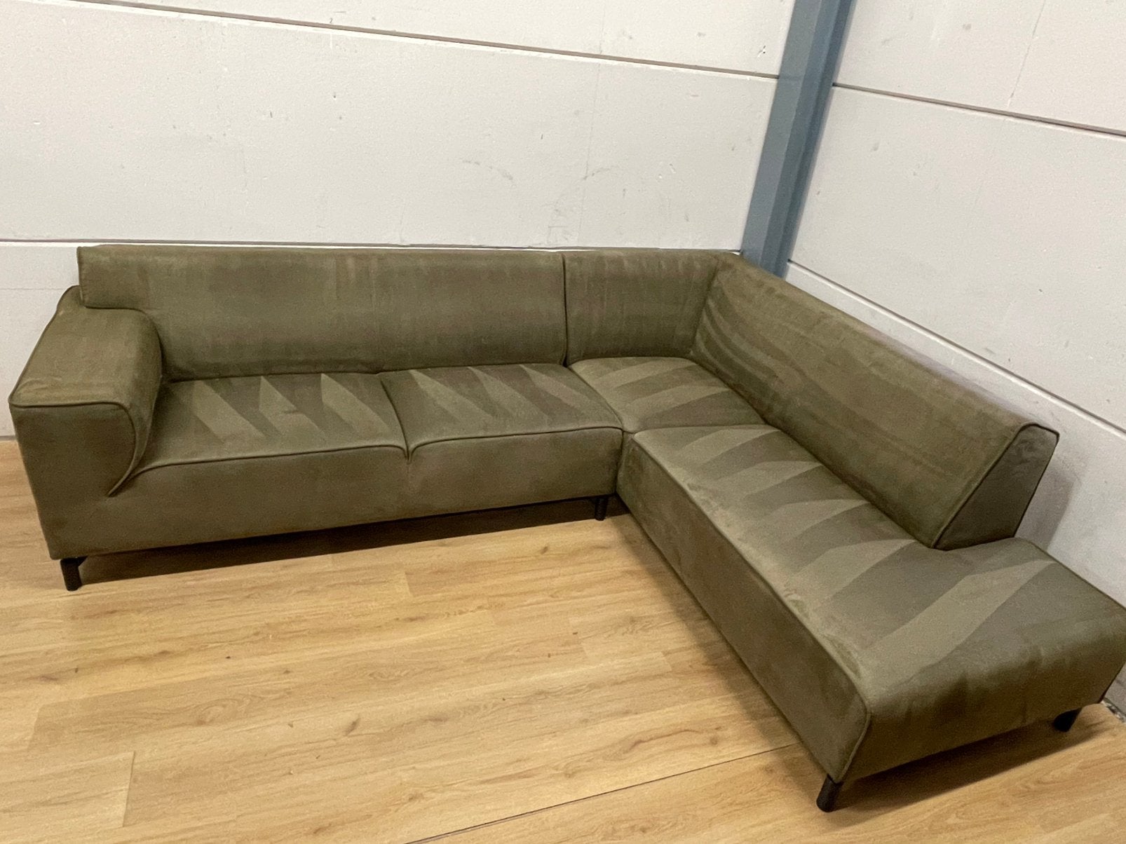 Mooie luxe suede groene industriële hoekbank - GEREINIGD!!!, Huis en Inrichting, Ophalen, 250 tot 300 cm, Luxe, Hoekbank