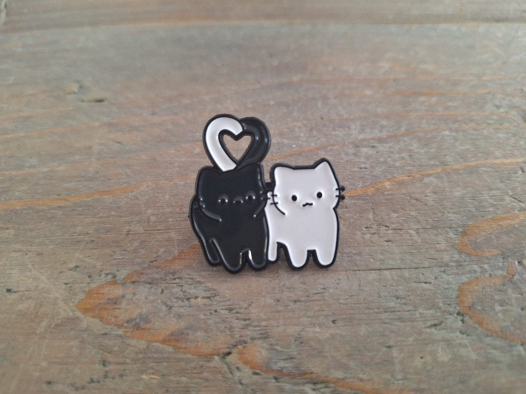 1 pin van 2 poezen met een hartje te koop, Verzamelen, Speldjes, Pins en Buttons, Ophalen of Verzenden, Nieuw, Dier of Natuur