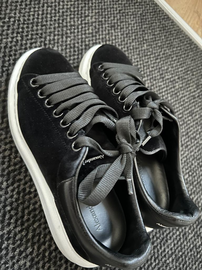 Alexander McQueen velvet 37,5, Kleding | Dames, Schoenen, Ophalen, Zwart, Alexander McQueen, Sneakers of Gympen