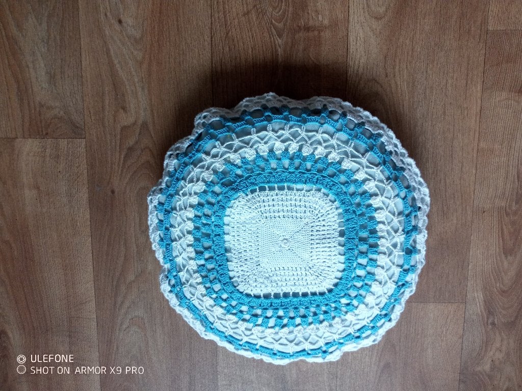 NIEUW rond wit  met blauw gehaakt kussen, Huis en Inrichting, Woonaccessoires | Kussens, Rugkussen, Wit, Rond, Nieuw