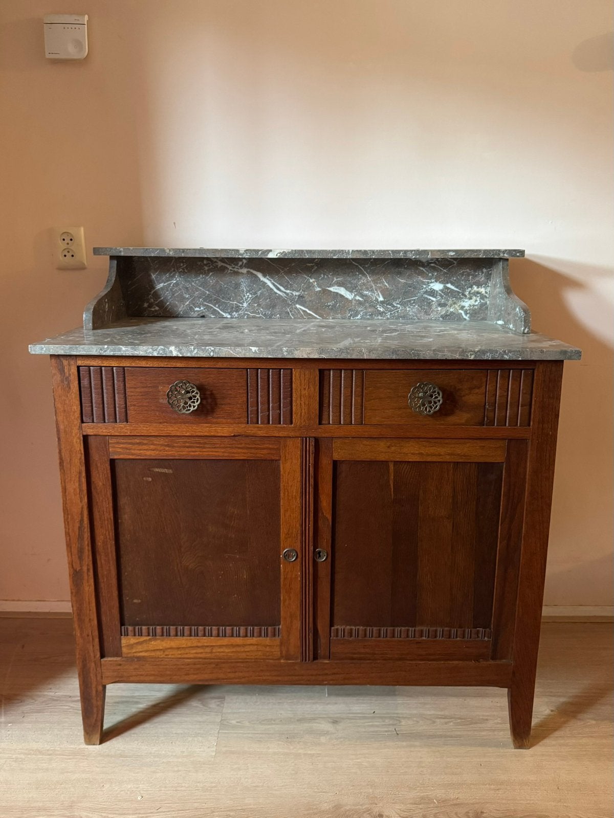 Antieke eikenhouten buffetkast met grijs marmeren blad, Huis en Inrichting, 100 tot 150 cm, Eikenhout, Ophalen of Verzenden, Zo goed als nieuw
