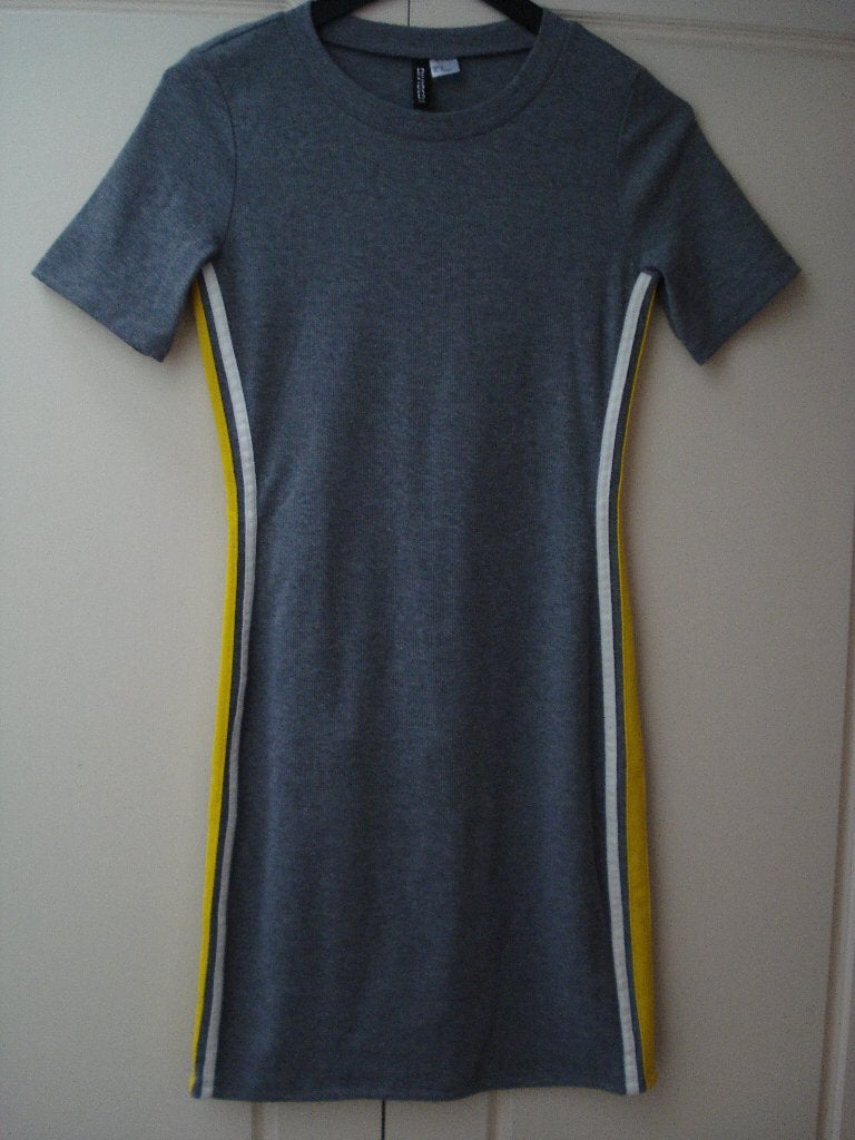 H&M maat 40 grijs ribjurkje met wit/gele bies, stretchstof, Maat 38/40 (M), H&M, Ophalen of Verzenden, Grijs
