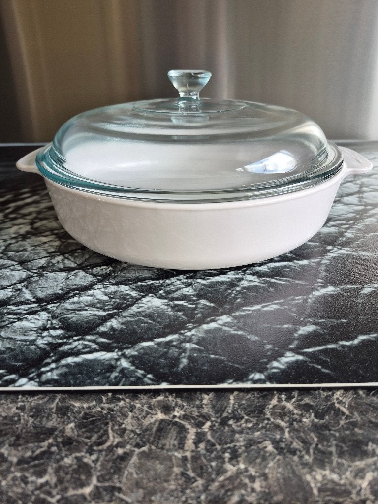 Vintage Corning Vision magnetron-bruiner (24 cm) met deksel, Ophalen, Zo goed als nieuw, Wit, Glas