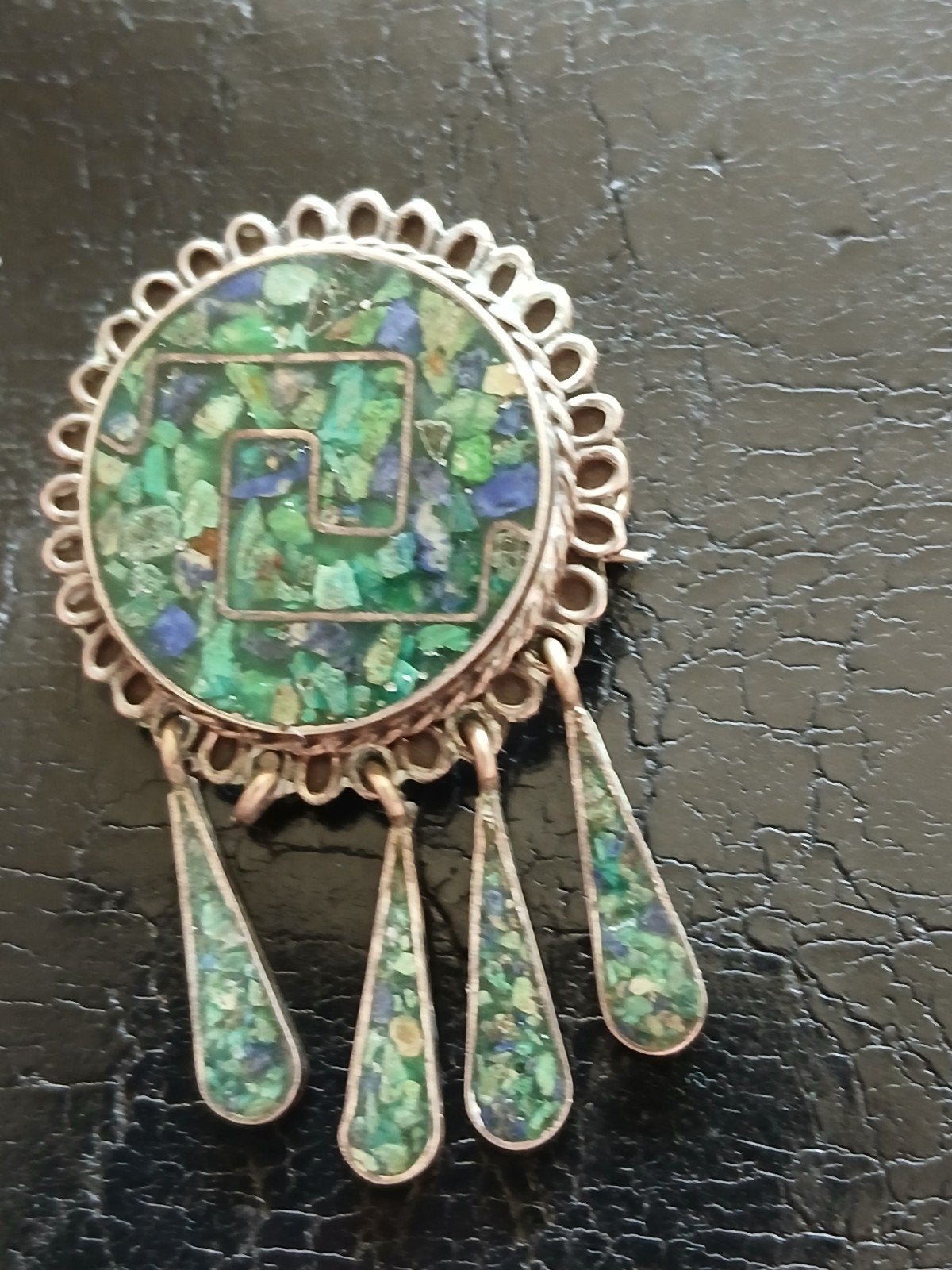 antieke broche mooie kleuren gemerkt, Sieraden, Tassen en Uiterlijk, Broches, 4 tot 7 cm, Verzenden, Zo goed als nieuw, Met edelsteen