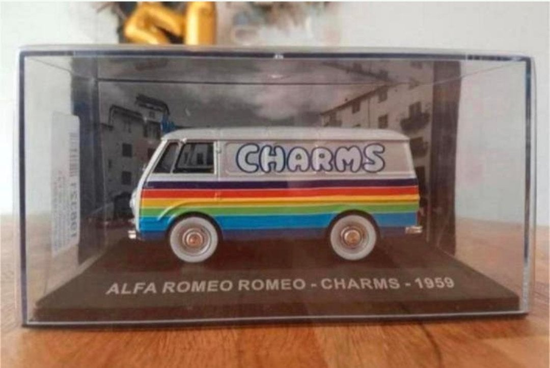 Alfa Romeo Romeo 1959 “Charms” – 1:43, Hobby en Vrije tijd, Modelauto's | 1:43, Ophalen of Verzenden, Nieuw, Auto, Overige merken