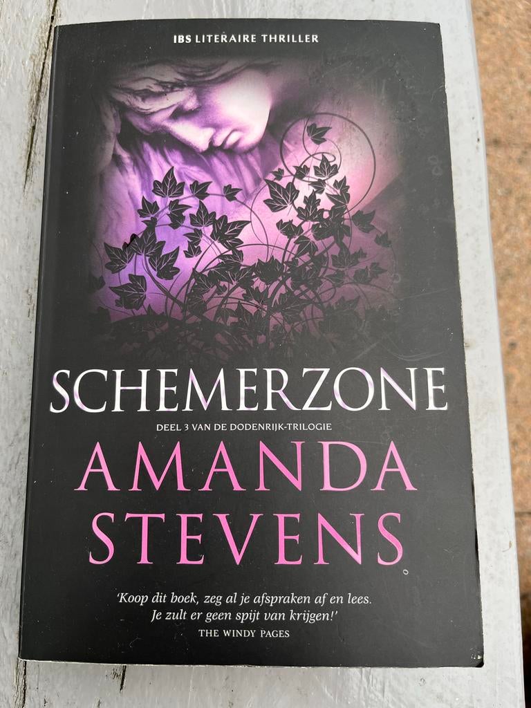 Schemerzone - Amanda Stevens, Ophalen of Verzenden, Gelezen, Nederland