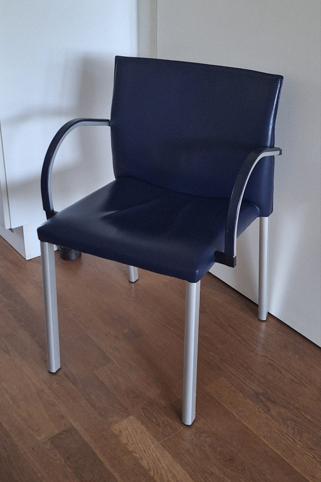LeoLux "Myto" 4x leder eetkamerstoelen. Kleur: koningsblauw., Huis en Inrichting, Ophalen, Gebruikt, Blauw
