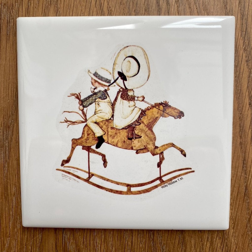 Tegeltje Holly Hobbie van Villeroy & Boch - hobbelpaard, Steen/keramiek, Ophalen of Verzenden, Zo goed als nieuw, Wit