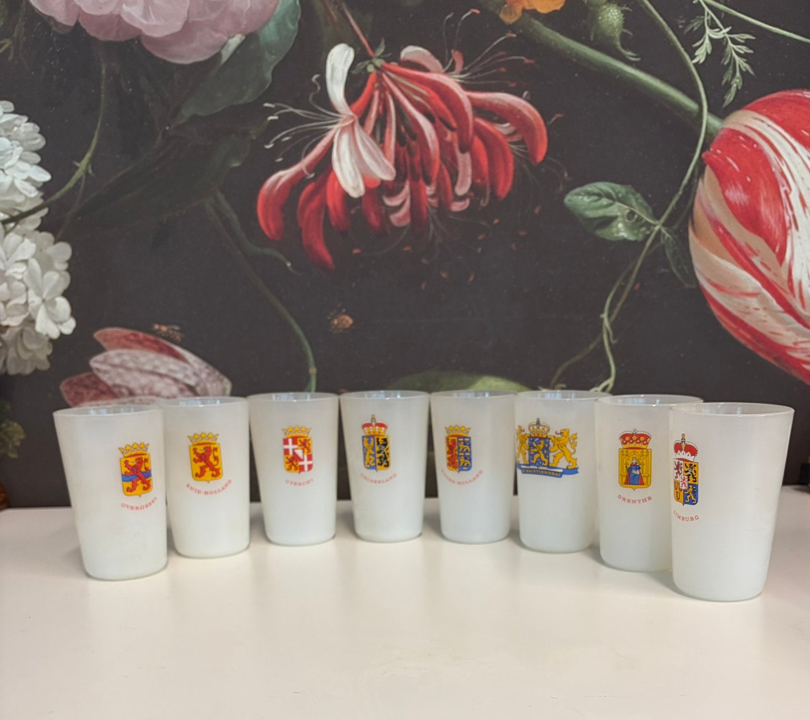 Set van 8 vintage melkglas borrelglaasjes provinciewapens, Ophalen of Verzenden