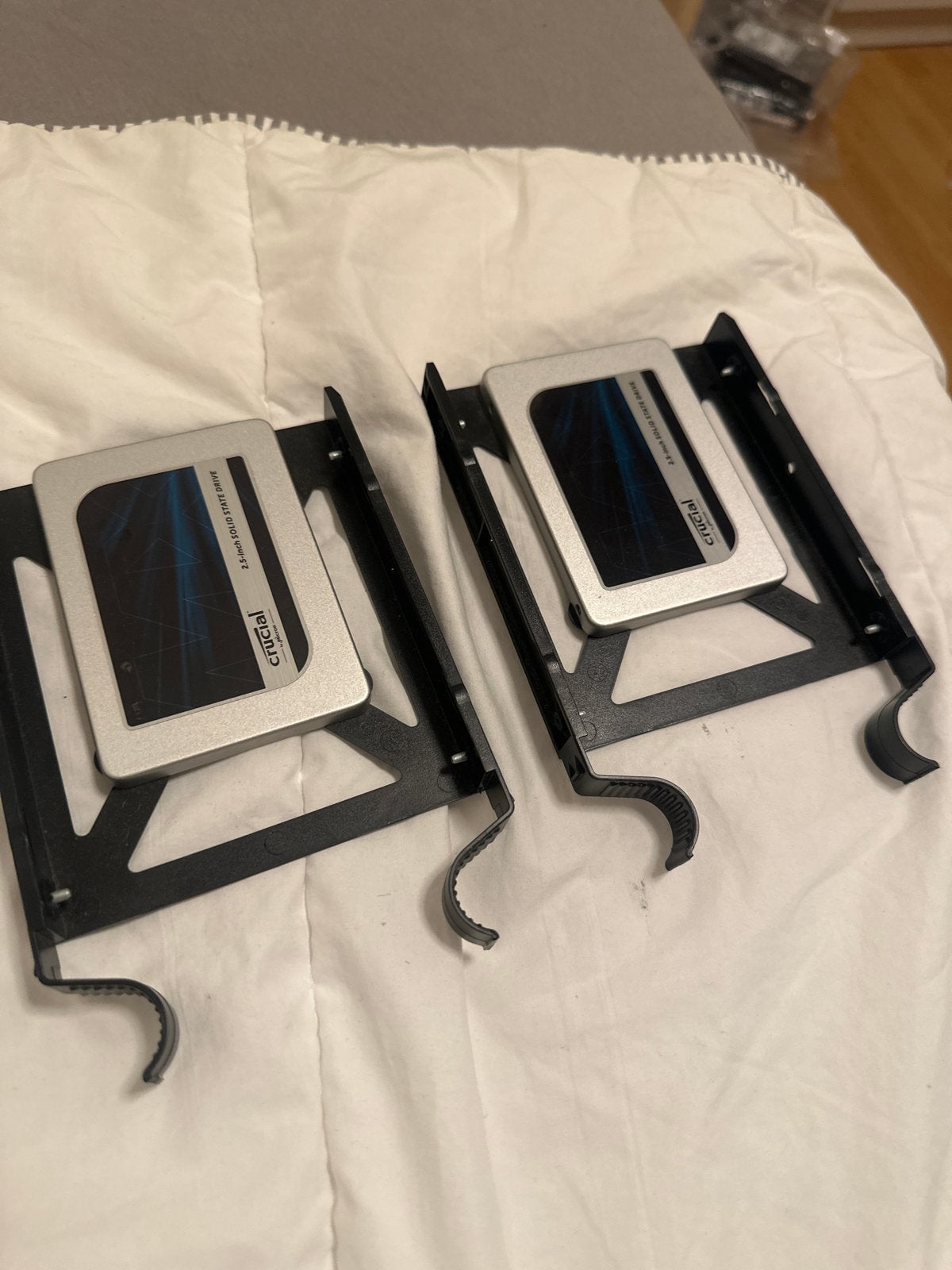 Crucial MX300 2.5-inch SSD 275GB met 2.5" naar 3.5" bracket, Intern, Gebruikt, Server, Ophalen of Verzenden