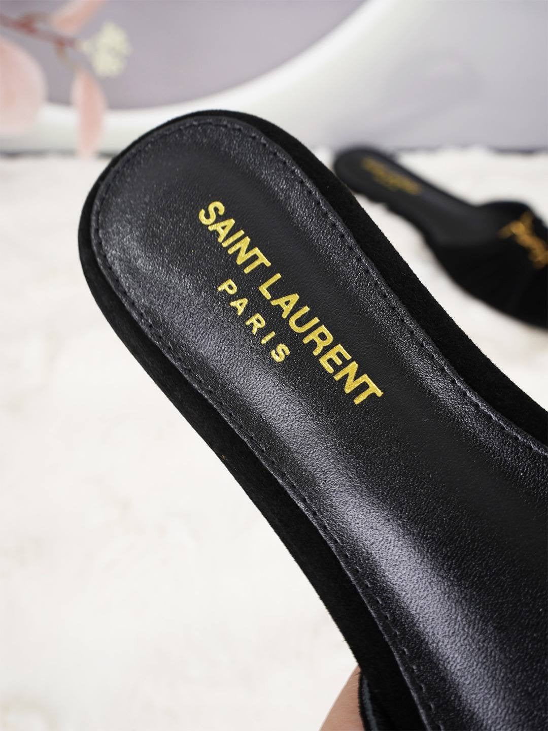 Luxe yves laurents slippers, Kleding | Dames, Schoenen, Ophalen of Verzenden, Nieuw