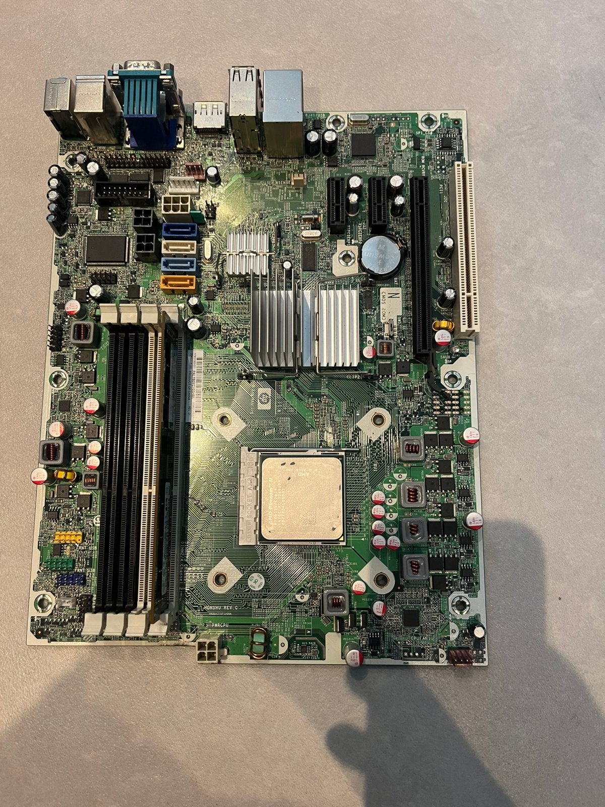 Amd phenom II plus een moederbord en 2gb ram, Computers en Software, Moederborden, Ophalen of Verzenden, Zo goed als nieuw