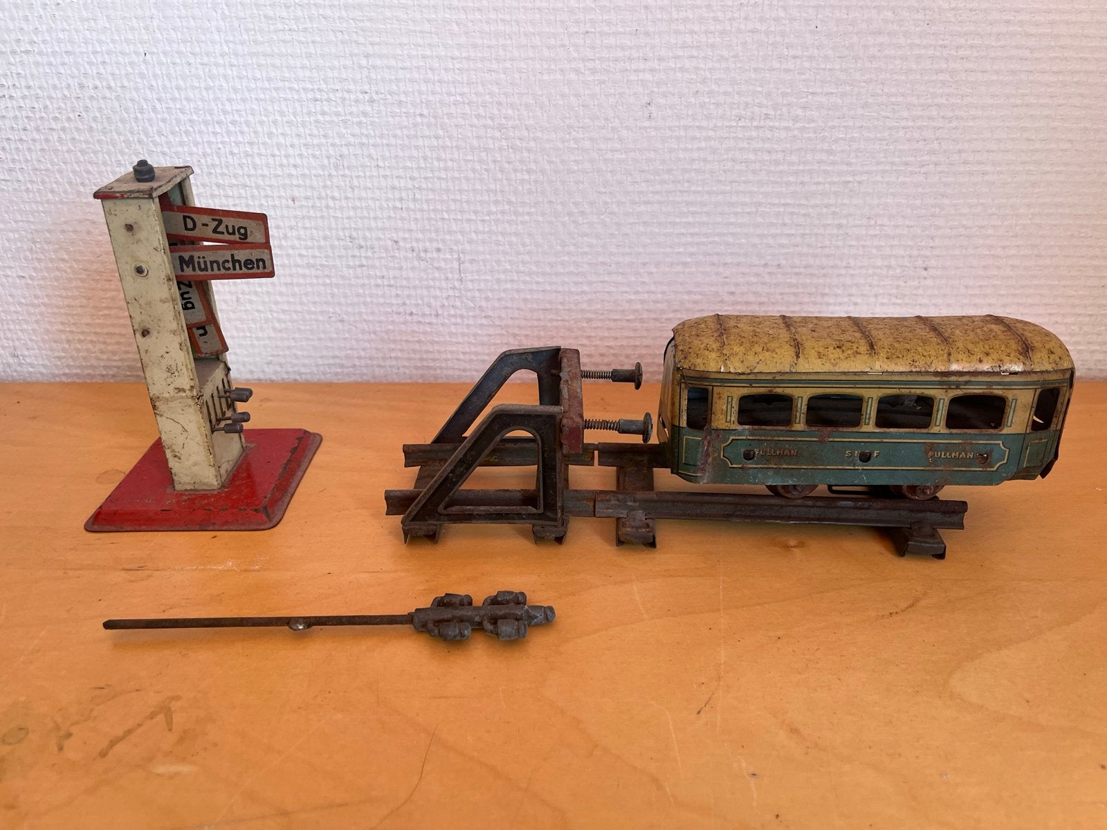 Vintage Trein Diorama met Wagon en Stationbord, Ophalen of Verzenden, Gebruikt, Gelijkstroom, Overige typen