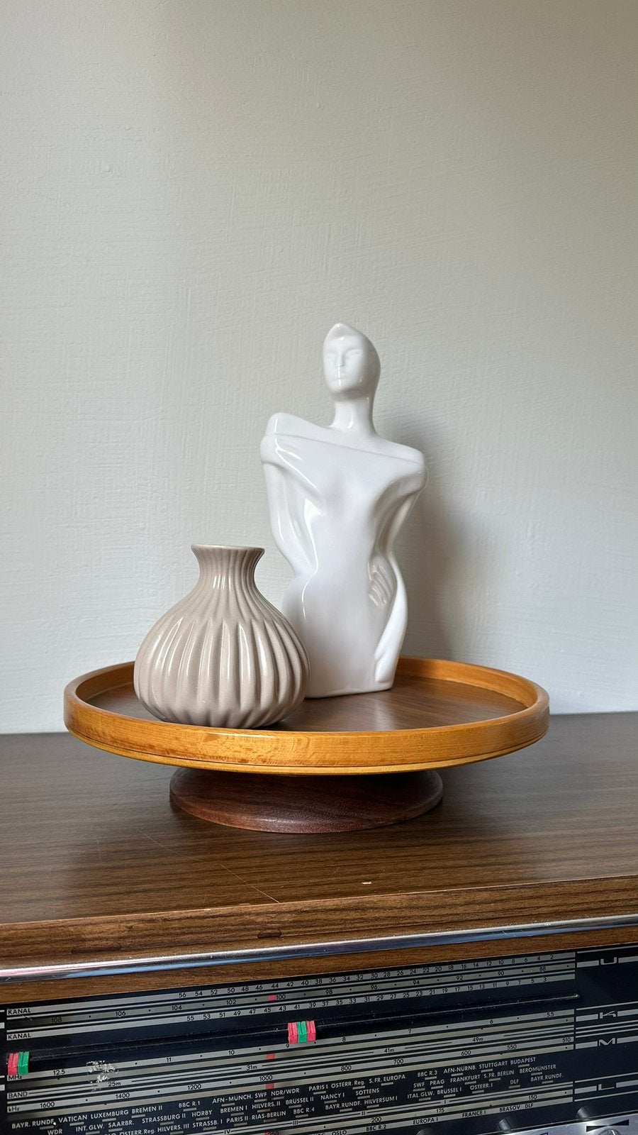 Mid-century Lazy Susan - Verhoogde rand, mooi afgewerkt, Gebruikt, Schaal, Rond, Ophalen of Verzenden