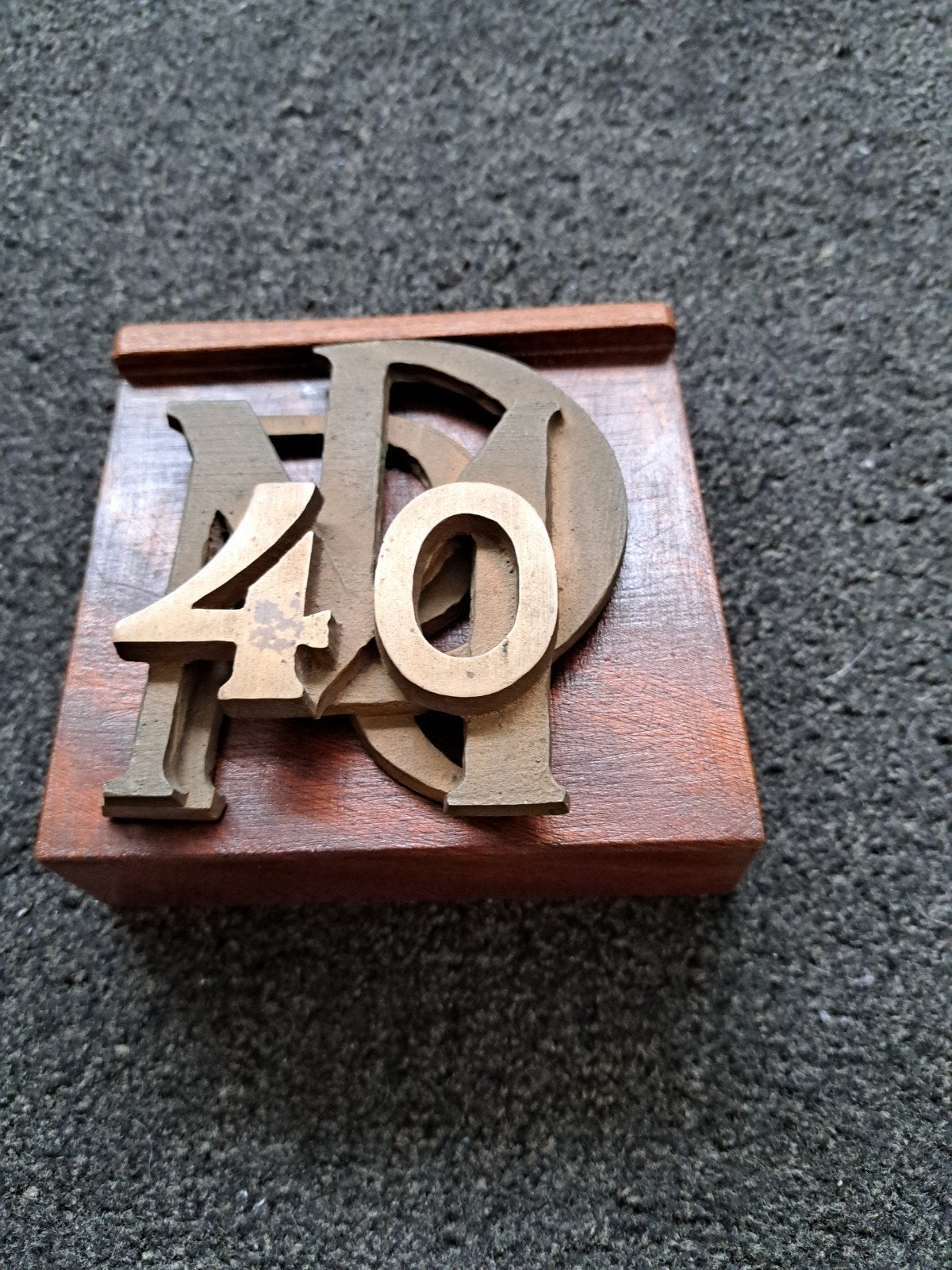 Vintage houten blok met metalen letters RDM '40', Ophalen of Verzenden