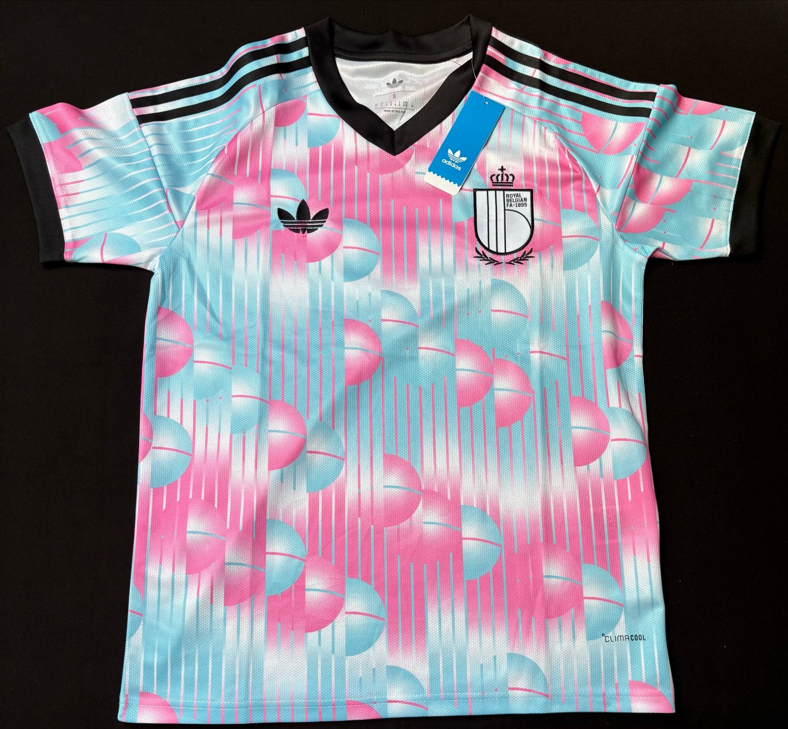 België Fan Kit - Uniek Roze/Blauw Voetbalshirt Maat S, Maat S, Verzenden, Nieuw, Shirt