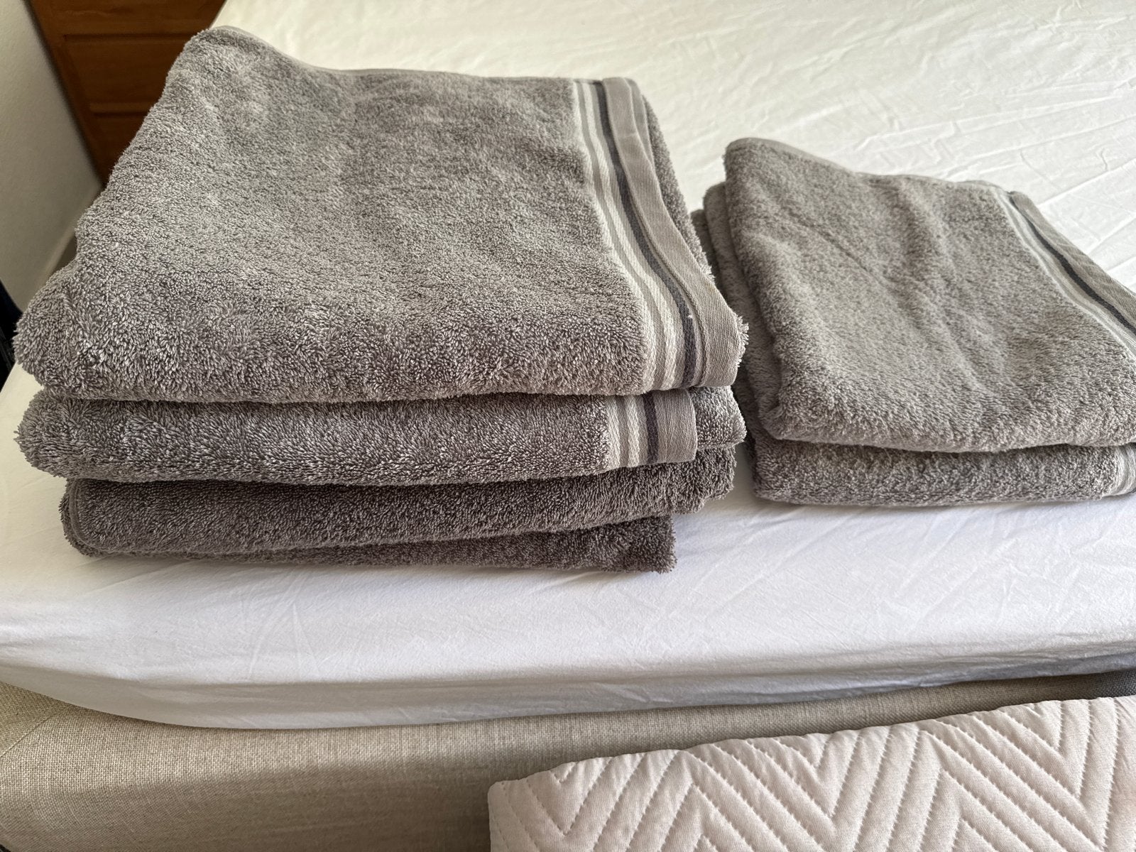 Grijze taupe handdoeken set, Huis en Inrichting, Badkamer | Badtextiel en Accessoires, Ophalen of Verzenden, Gebruikt, Grijs, Handdoek