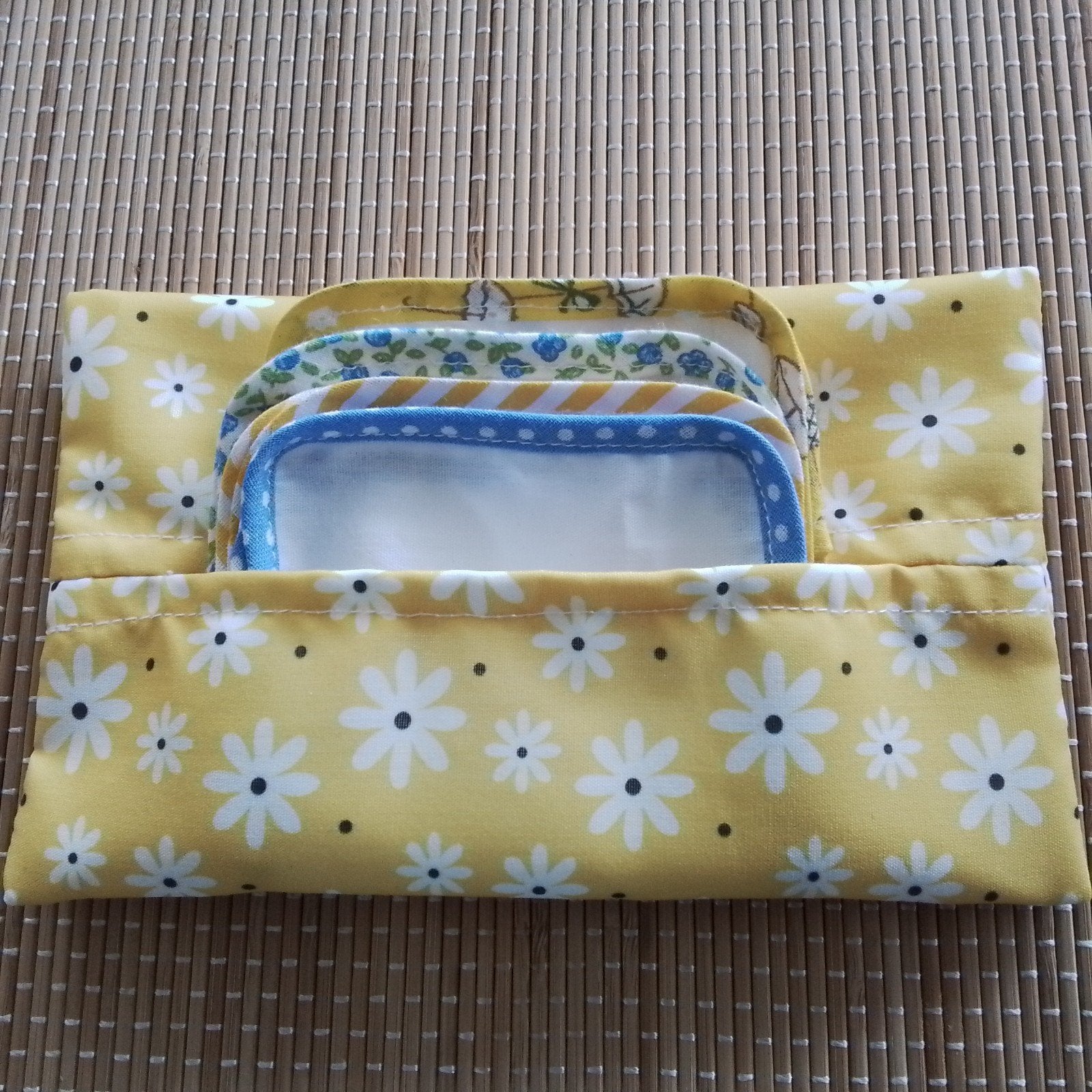 Poppenkleertjes  WASBAAR BILLENDOEKJES-ETUITJE met 4 doekjes, Ophalen of Verzenden, Nieuw, Babypop