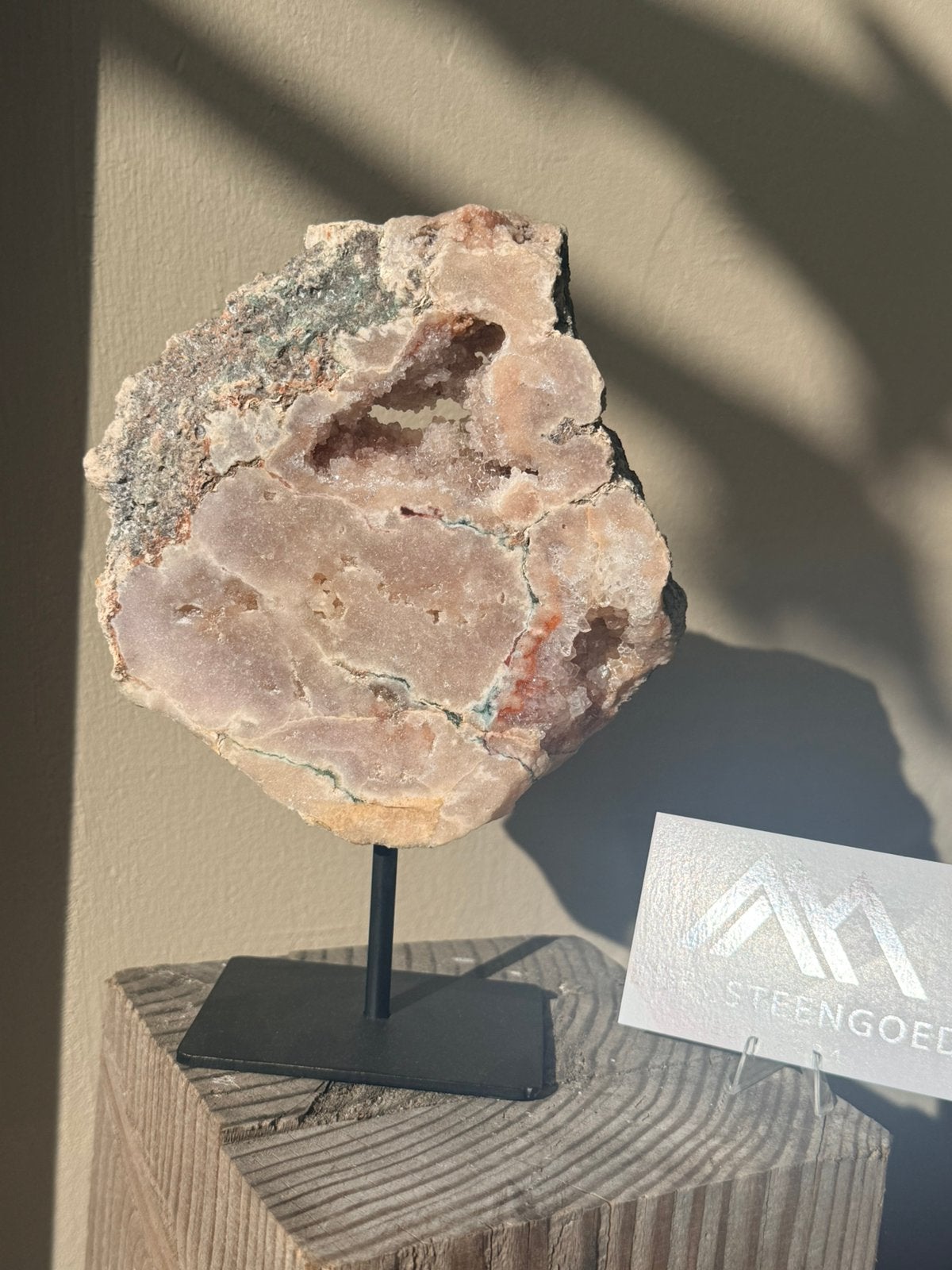 Roze amethist met kristal portaaltje|zwart metalen standaard, Ophalen of Verzenden, Mineraal