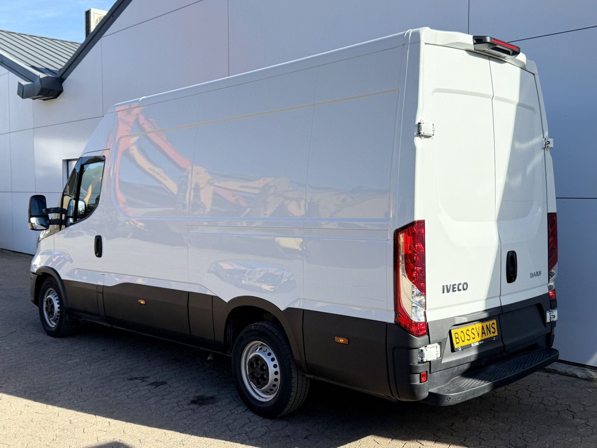Iveco Daily 35S14 2.3 140PK L2H2 Cruise Control 3.5t Trekgew, Auto's, Gebruikt, Zwart, Iveco, Parkeersensor