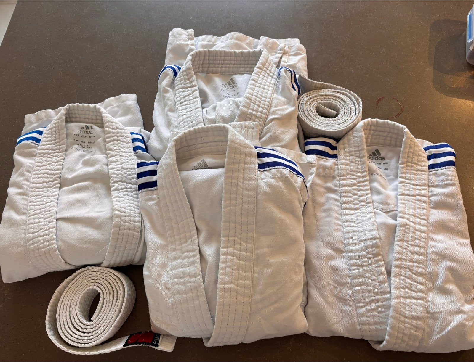 Alleen Ophalen: Adidas judopakke  (4 stuks) met 2 banden, Ophalen, Gebruikt, Judo, Vechtsportpak