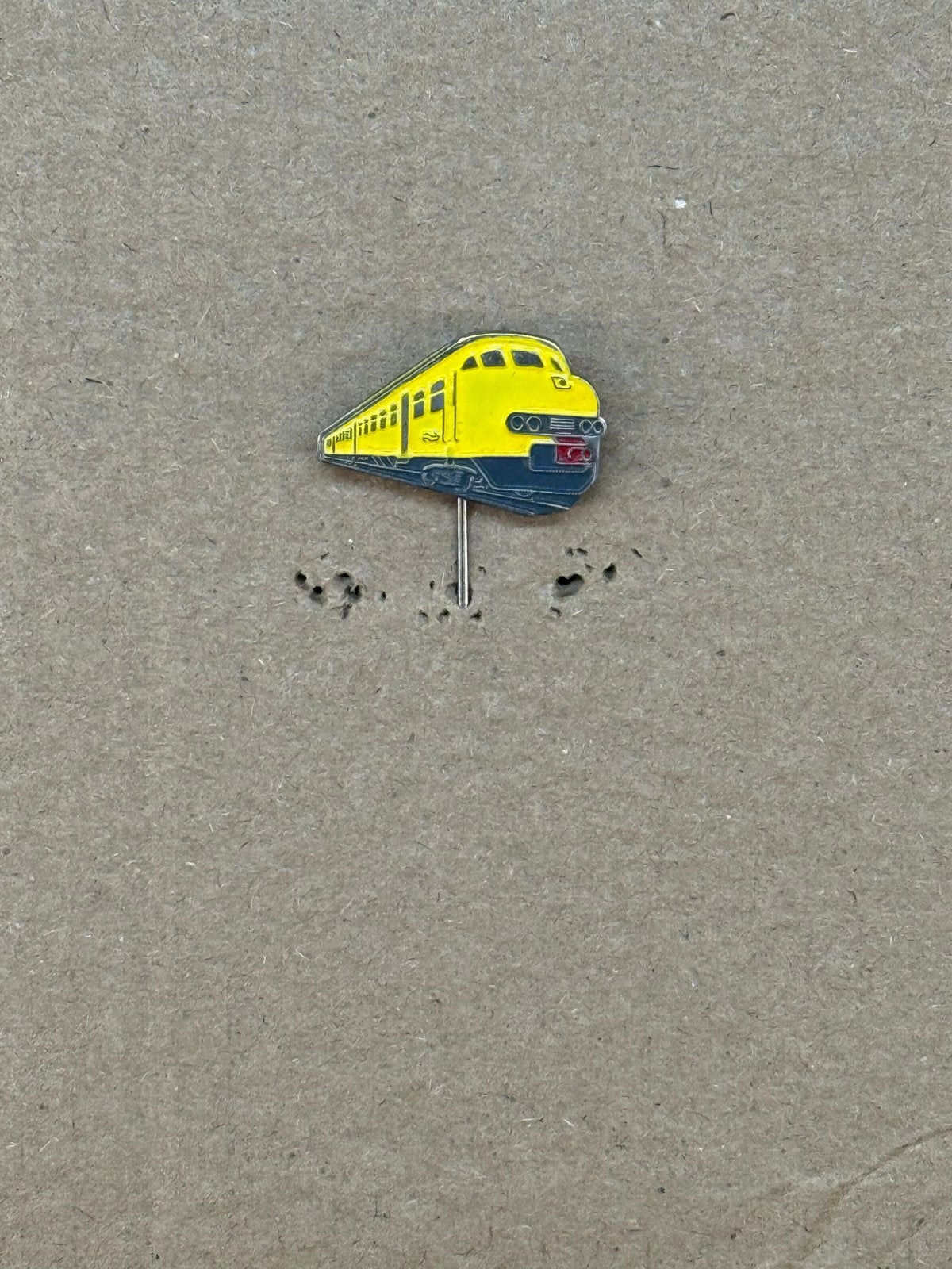 NS Mat ‘64 steekspeld - Gele neus trein pin, Ophalen of Verzenden, Zo goed als nieuw, Trein, Overige typen