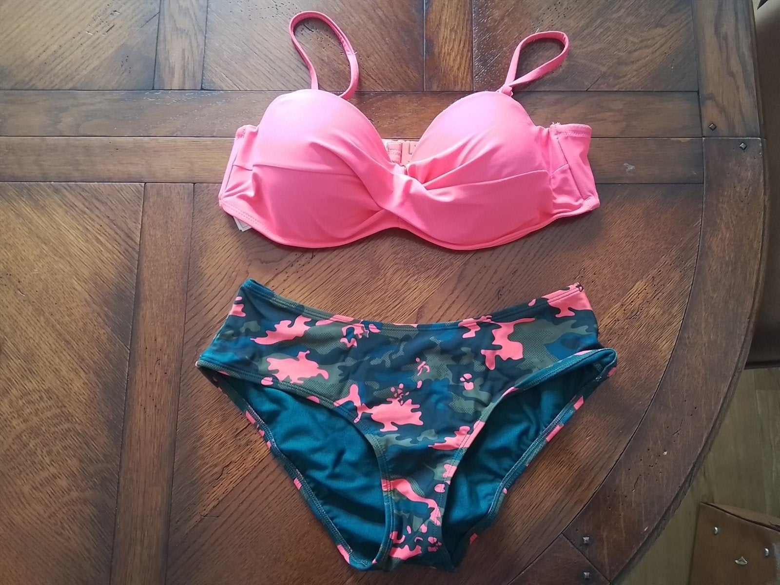 Bikini set maat 40/42 cup C/D - Roze/camouflage. Als nieuw., Ophalen of Verzenden, Roze, Bikini, Onbekend