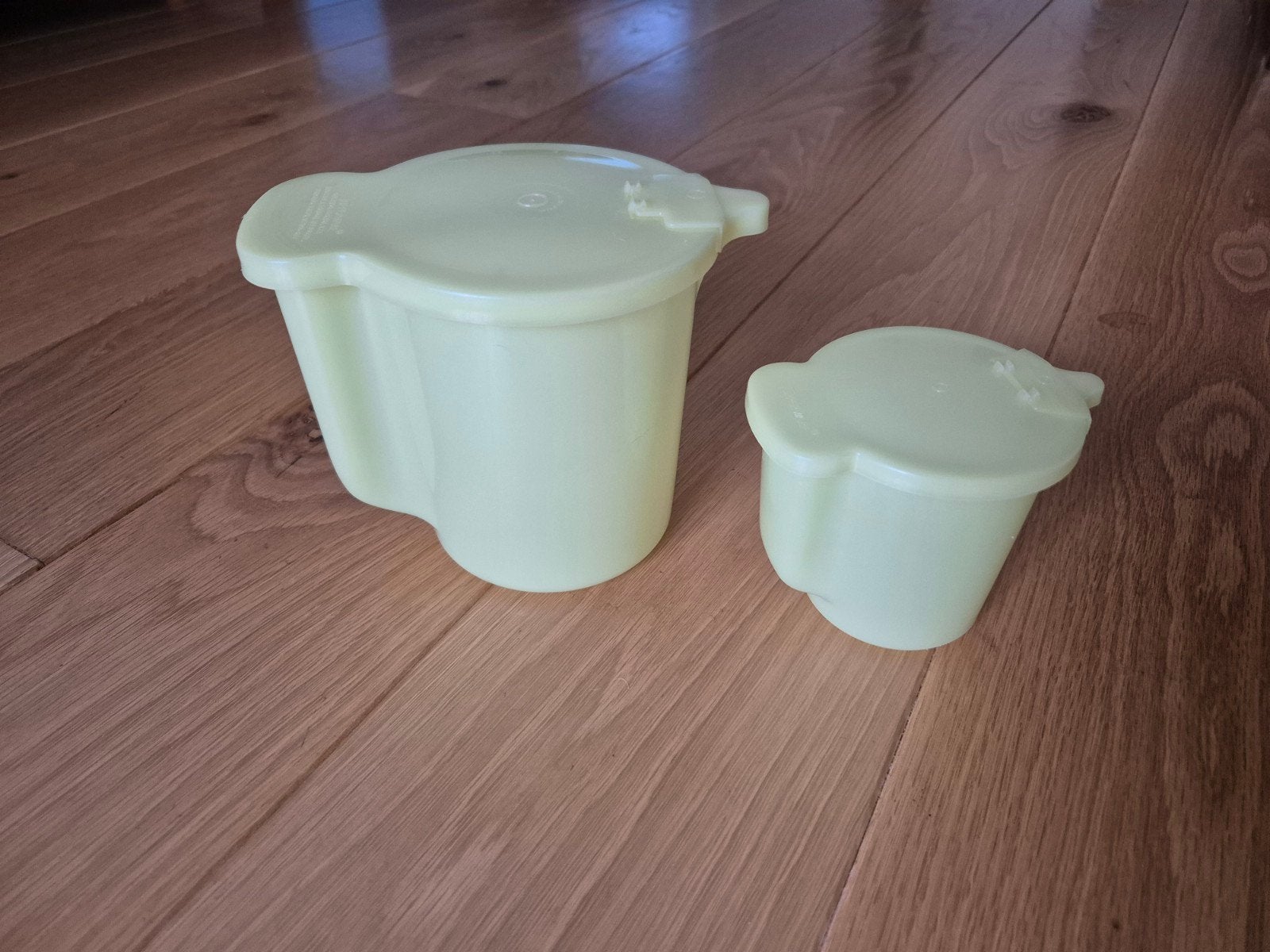 Set Tupperware schenkkannetjes. Vintage., Ophalen of Verzenden, Gebruikt, Geel, Beker of Kan