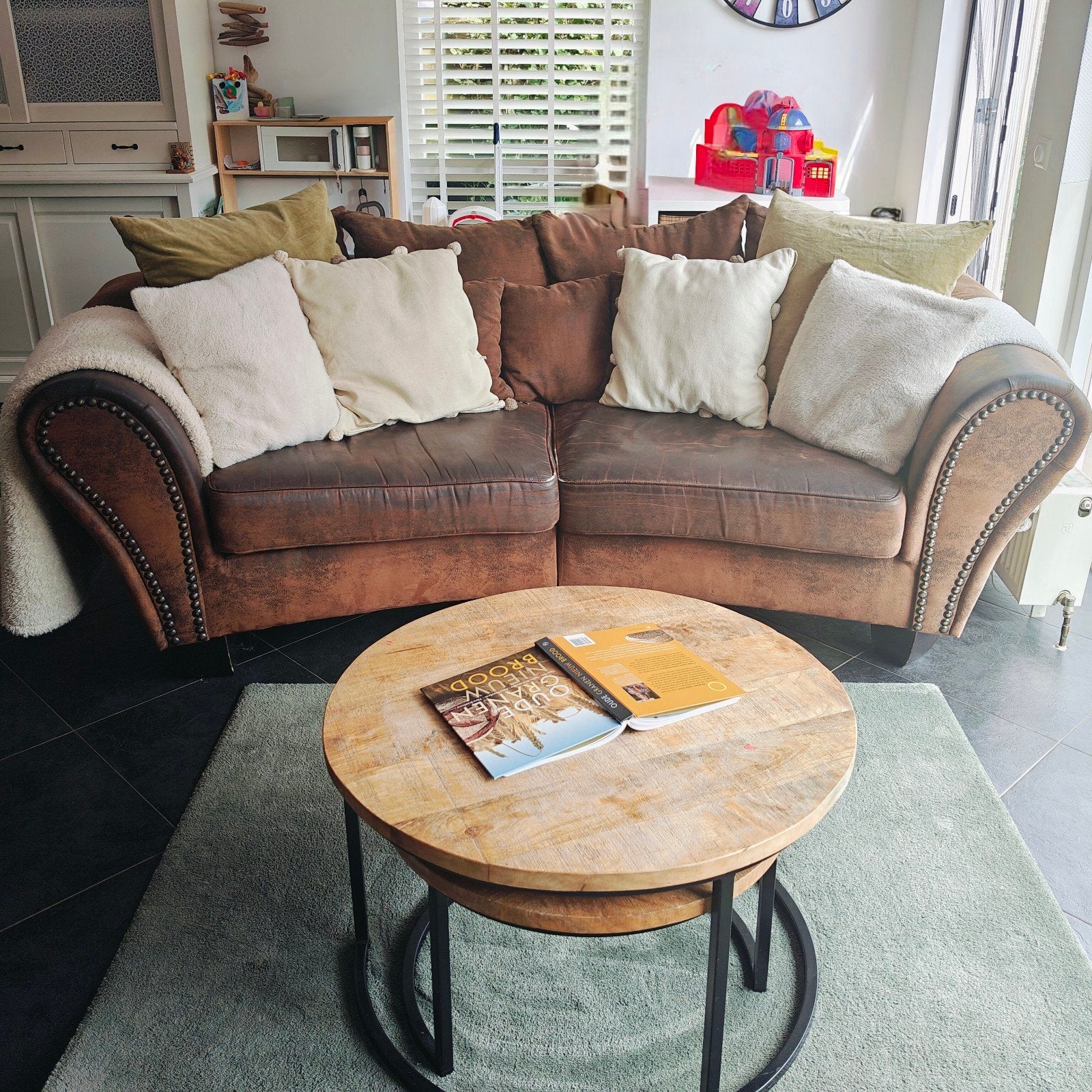 Kasteelbank van suède leer met gratis fauteuil., Ophalen, Gebruikt, 100 tot 125 cm, Chesterfield