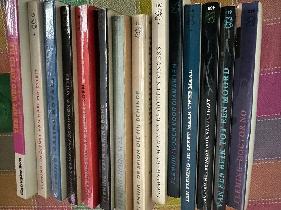 James Bond - Ian Fleming - Zwarte Beertjes reeks jaren '60, Ophalen of Verzenden, Gelezen