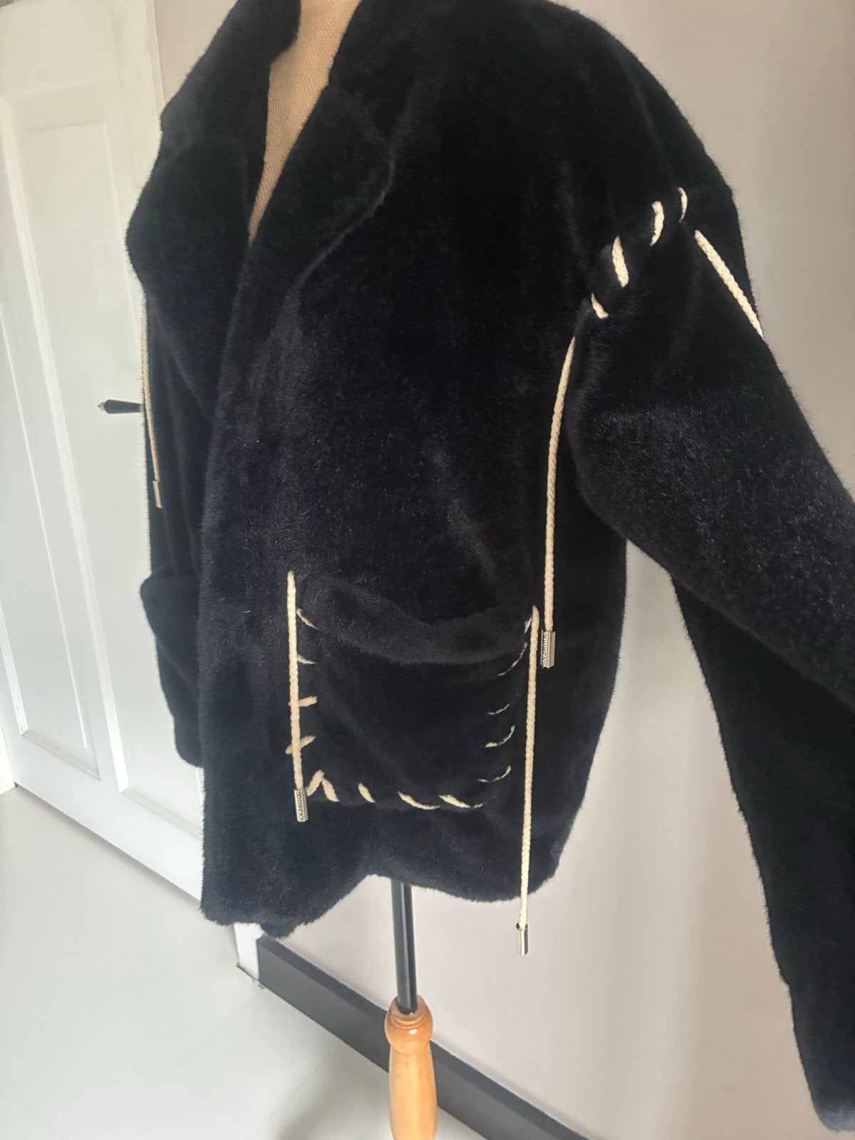 Silvian Heach Zwarte Faux Fur Jas met Vetersluiting, Ophalen of Verzenden, Zo goed als nieuw, Maat 46/48 (XL) of groter, Zwart
