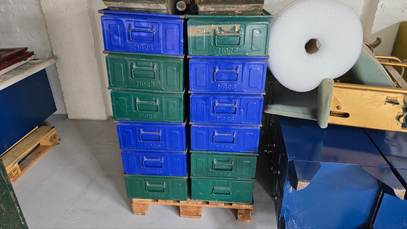 12 Stapelbare Metalen Kisten - Blauw en Groen - industrieel, Ophalen, Gebruikt, Minder dan 50 cm