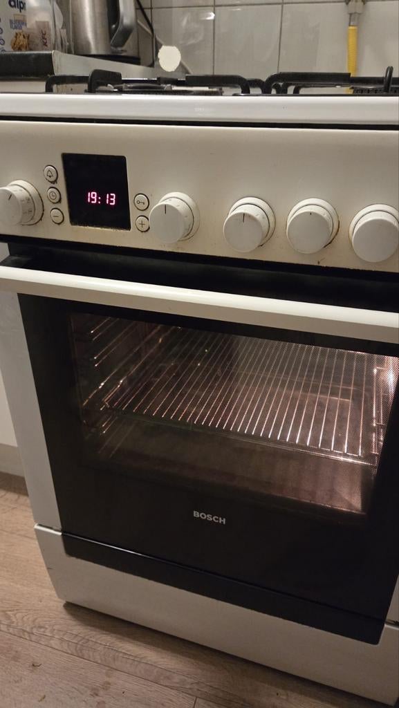 Bosch. Fornuizen 75 euro, Minder dan 85 cm, Gas, Vrijstaand, 4 kookzones
