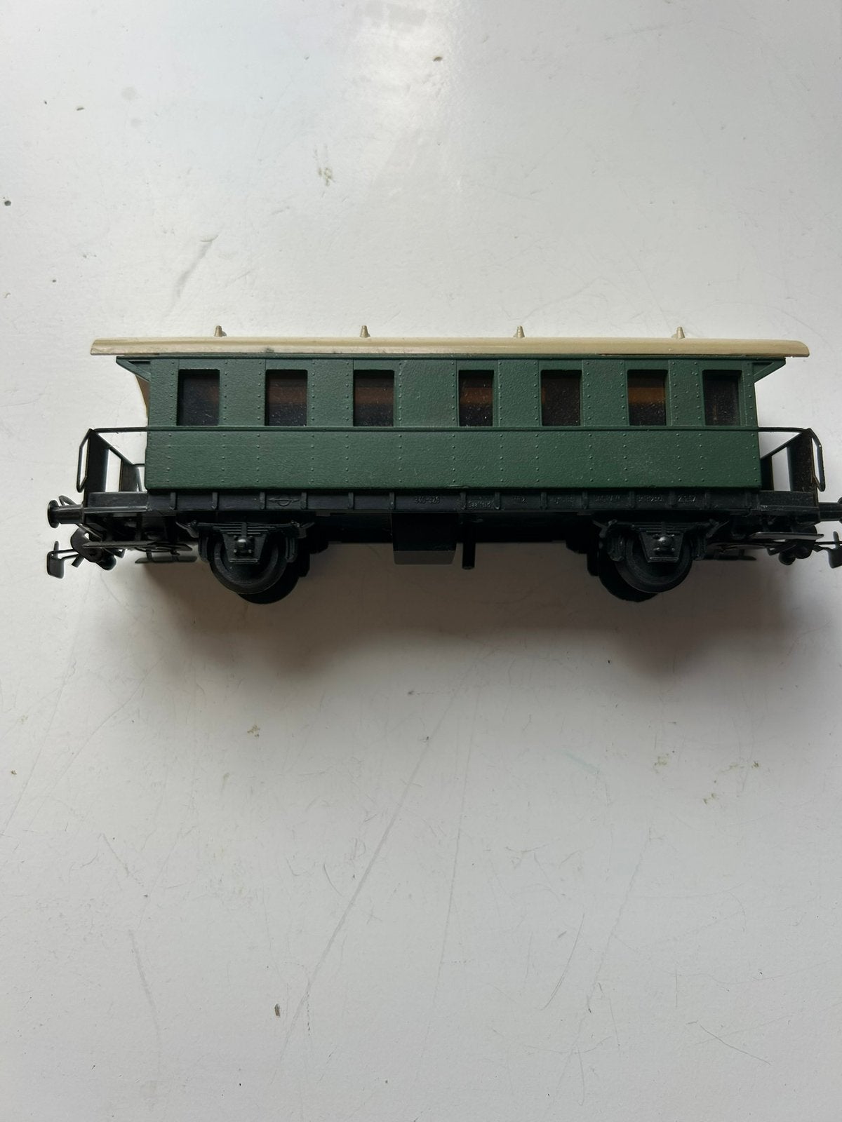 Piko Modelspoorwagon Groen met Beige Dak, Gebruikt, Gelijkstroom, Verzenden, Wagon