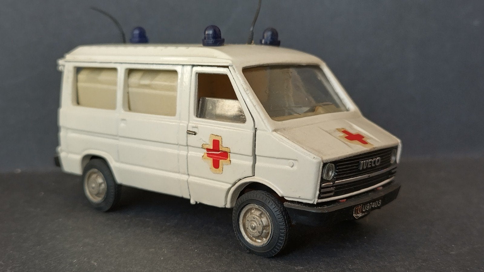 Iveco Daily Ambulance Rode Kruis 1:43 Old Cars Pol, Overige merken, Auto, Verzenden, .