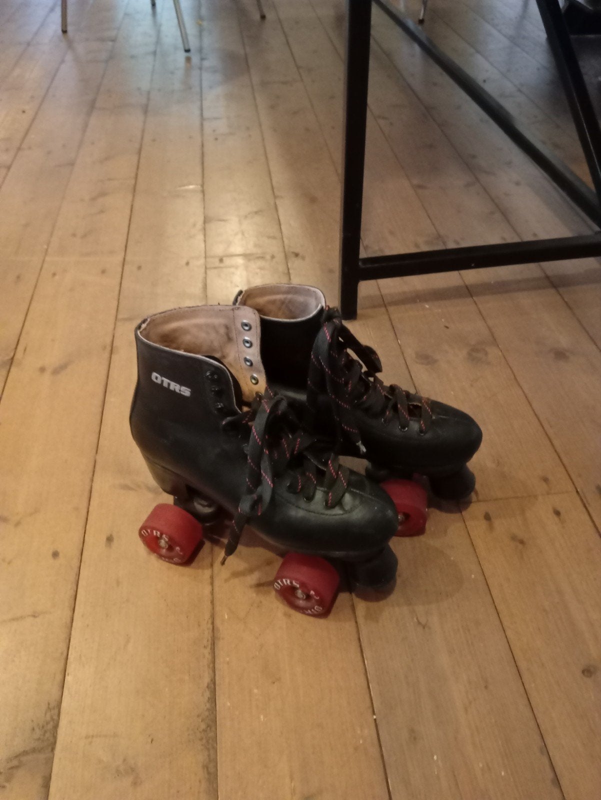 profesioneel  retro otrs roller skates zwart/rood, Ophalen of Verzenden, Zo goed als nieuw, Dames