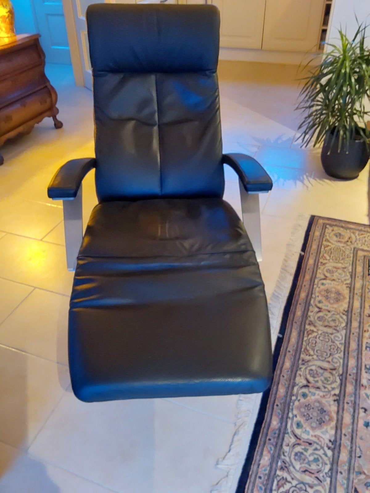 Luxe Zwarte Leren Relaxfauteuil - Comfortabel en Verstelbaar, Ophalen, Gebruikt, 100 tot 125 cm, Modern, Comfort