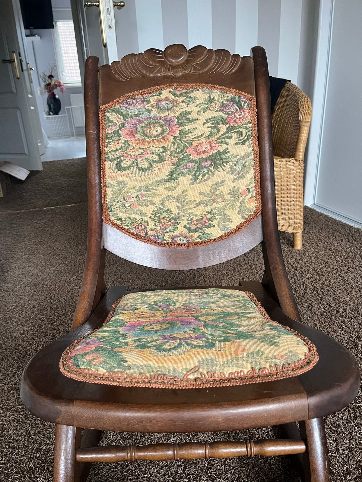 Antieke houten schommelstoel met bloemenbekleding, Ophalen