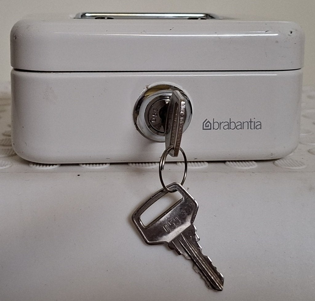 Brabantia Geldkistje Wit met Spaargleuf. Afm.  11x8x5,5 cm., Verzamelen, Ophalen of Verzenden, Gebruikt, Metaal of Blik, Overige thema's
