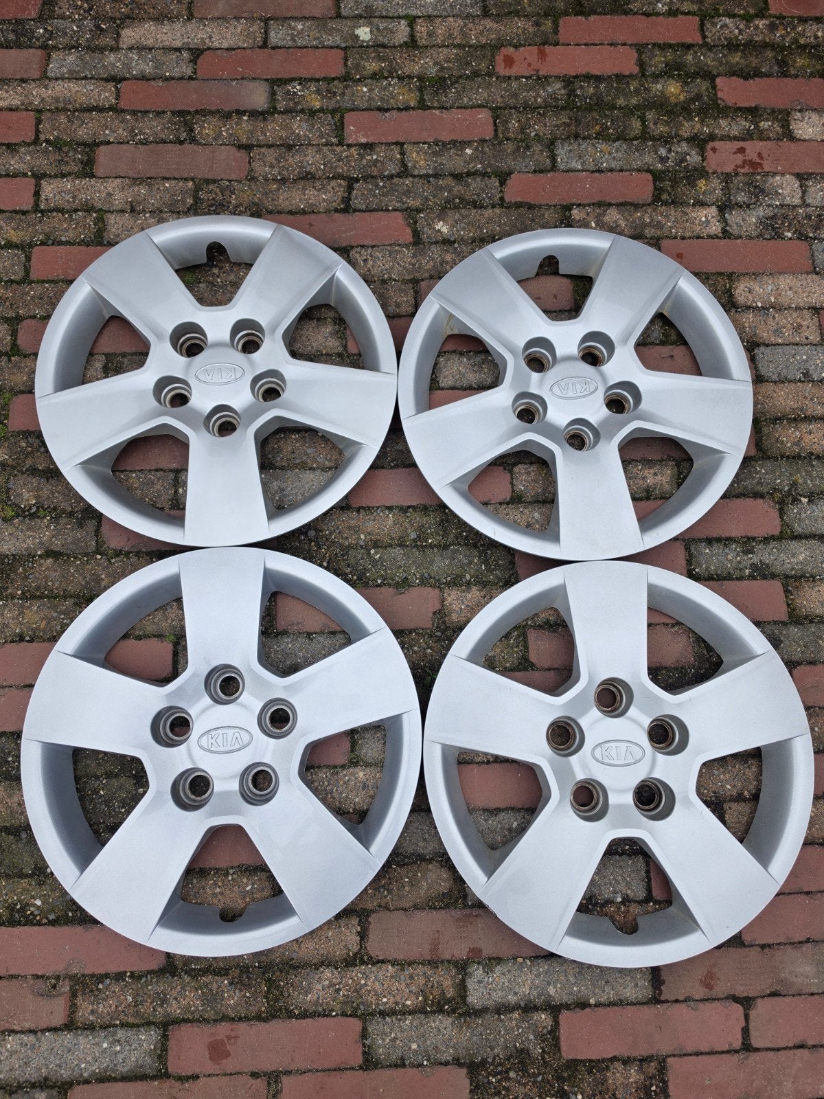 Kia Set wieldoppen - 15 inch 15€ voor de set, Auto diversen, Ophalen of Verzenden, Gebruikt
