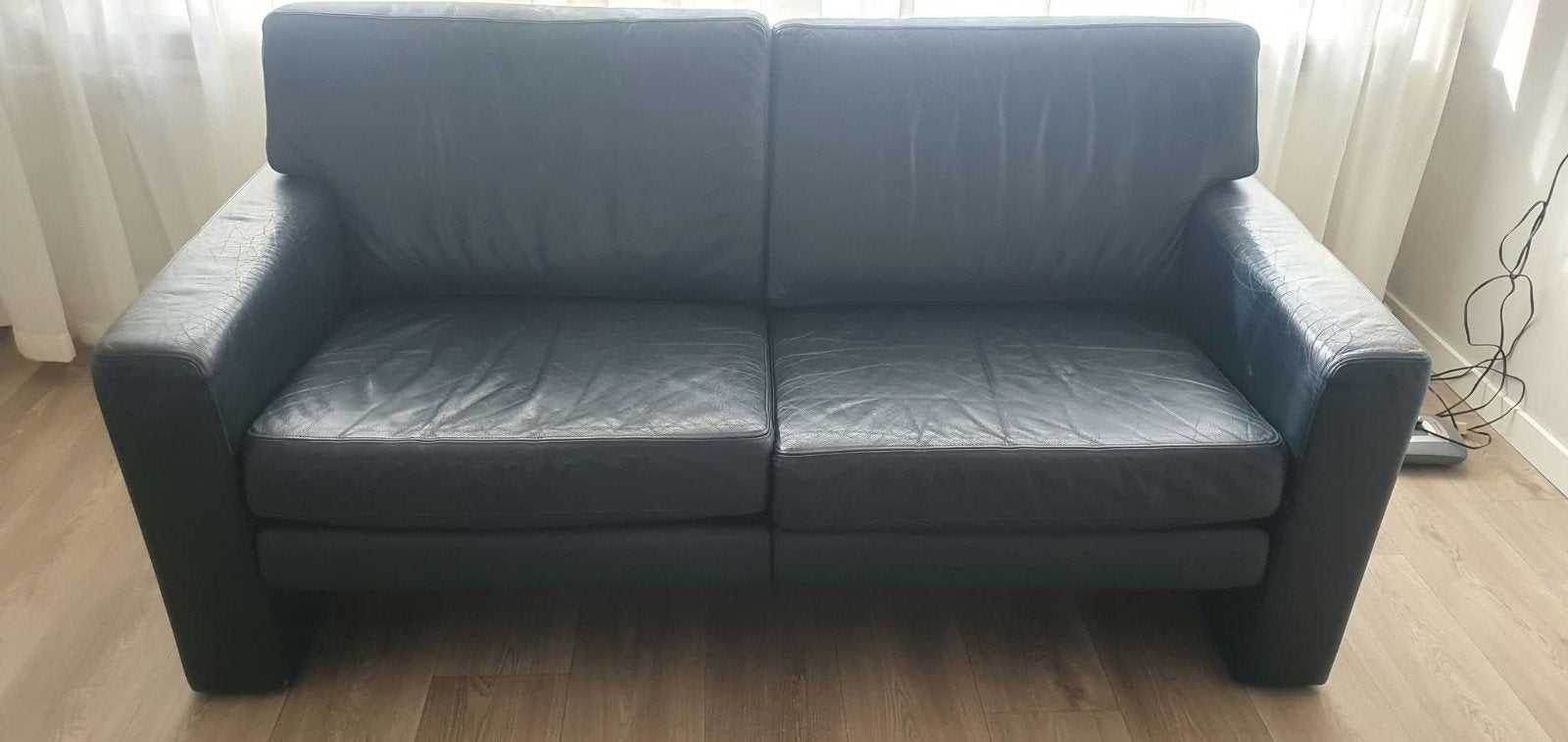 Gratis af te halen: Donkerblauwe leren bank, Ophalen, Gebruikt, 150 tot 200 cm, Tweepersoons