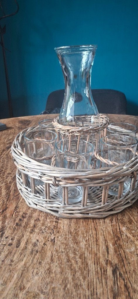 Glazen karaf met 6 glaasjes in rieten houder, Ophalen of Verzenden, Minder dan 5 flessen, 5 – 50, Glas