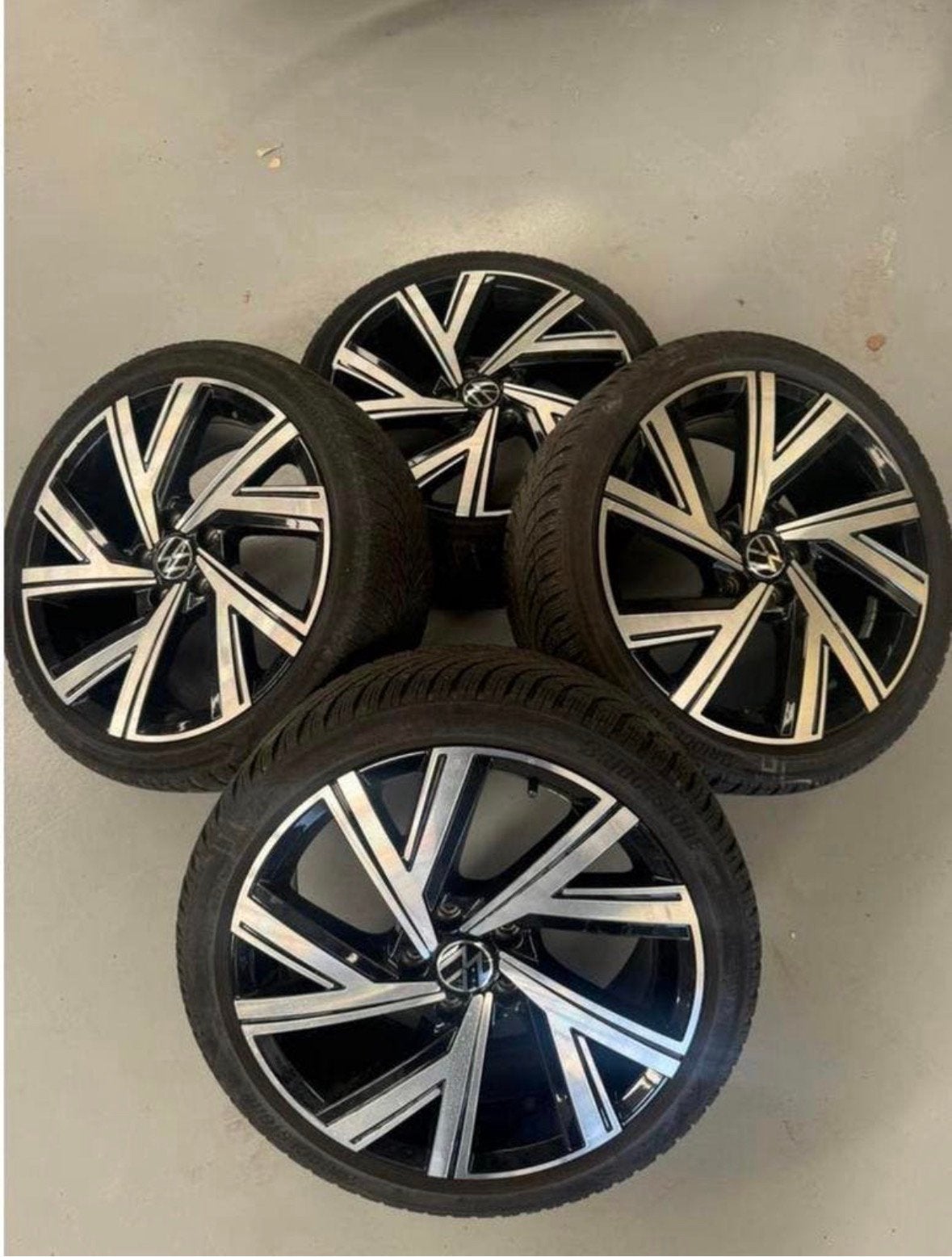 Origineel Volkswagen  Golf 8 Caddy Velgen  225 40 18 Bergamo, 18 inch, Gebruikt, Total Car Expert, Banden en Velgen